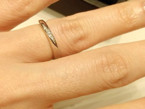 【4℃ BRIDAL(ヨンドシーブライダル)の口コミ】 キラキラの流れるようなダイヤモンドが印象的なデザインで素敵でした。価…