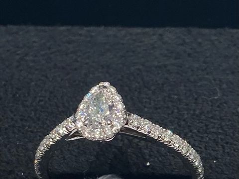 【ティファニー(Tiffany & Co.)の口コミ】 婚約指輪を探していた際に、ペアシェイプのダイヤもいいなと思い、こちら…