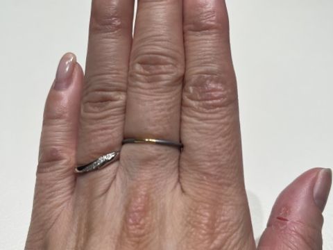 【アイプリモ(I-PRIMO)の口コミ】 ウェーブのリングで彼が指馴染みがいいゴールドがいいという希望も踏まえ…