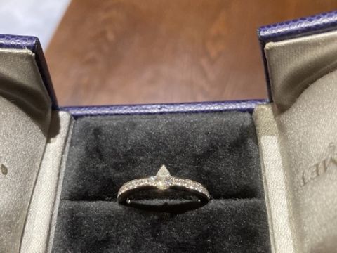 【ショーメ(CHAUMET)の口コミ】 デザインに一目惚れしました。
光の反射加減でとても綺麗に見えて、雫のダ…