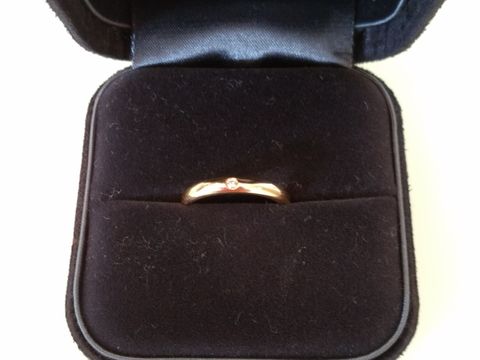 【ティファニー(Tiffany & Co.)の口コミ】 婚約指輪とは違った雰囲気の指輪が欲しかったので、18KGにしました。
違和…