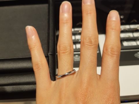 【エクセルコダイヤモンド(EXELCO DIAMOND)の口コミ】 存在感のあるダイアと厚みのあるリンクで、ゴージャスな印象がある指輪で…