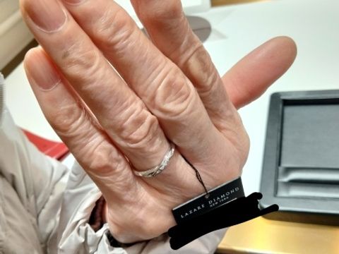 【ラザール ダイヤモンド(LAZARE DIAMOND)の口コミ】 複数店舗回ってこちらが良いと思いました。店の外で見るとあまり輝いてな…