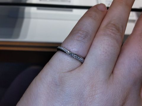 【銀座ダイヤモンドシライシの口コミ】 婚約指輪はなかったため結婚指輪は絶対にキラキラした指輪が良いというの…