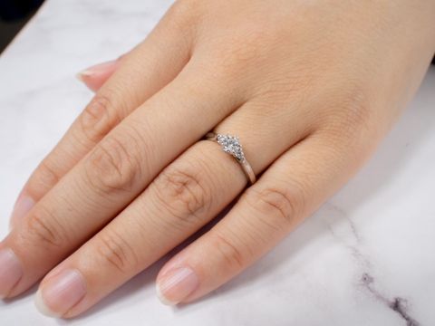 【銀座ダイヤモンドシライシの口コミ】 1粒ダイヤの王道と迷いましたが、こちらはメレダイヤまで入れて1つのダイ…