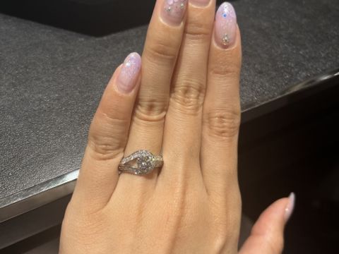 【ヴァン クリーフ＆アーペル(Van Cleef & Arpels)の口コミ】 他にはないボタンホールをイメージした素敵なデザインです。ホームページ…