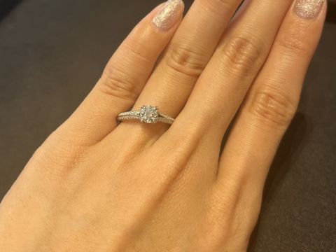 【グラフ(GRAFF)の口コミ】 グラフには珍しくプラチナ製の婚約指輪でした。台座のところまでメレダイ…