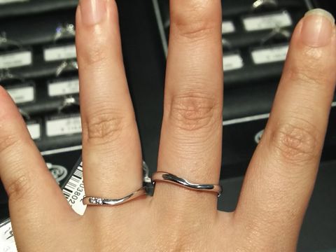 【銀座ダイヤモンドシライシの口コミ】 指がきれいに見えるというV字に惹かれた。また、ひねってあるデザインやダ…