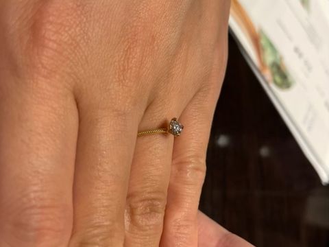 【4℃ BRIDAL(ヨンドシーブライダル)の口コミ】 ダイヤが際立つようダイヤのキューレットが隠れないよう土台が小ぶりで工…