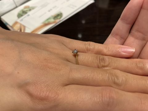 【ケイウノ ブライダル(K.UNO BRIDAL)の口コミ】 ダイヤが映えるような土台になっており、こちらは土台に反射させてダイヤ…