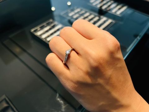 【エクセルコダイヤモンド(EXELCO DIAMOND)の口コミ】 リングは華奢では物足りなく、やや太めの重厚感があるタイプをもってきて…