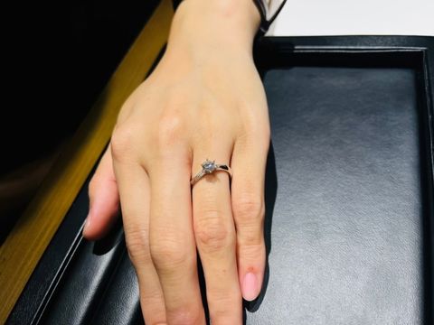 【ラザール ダイヤモンド(LAZARE DIAMOND)の口コミ】 ウェーブ型の指輪をいくつかのデザインパターンで見せて頂きました。メレ…