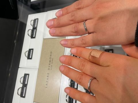 【ラザール ダイヤモンド(LAZARE DIAMOND)の口コミ】 指輪のデザインと着け心地がとても気にいりました。ウェーブ形状なので、…