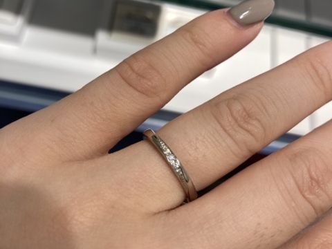 【銀座ダイヤモンドシライシの口コミ】 ストレートタイプでシンプルめなデザインでも、ダイヤが手前に膨らんでい…