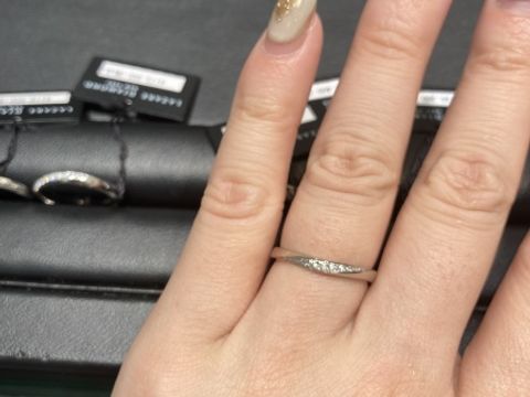 【ラザール ダイヤモンド(LAZARE DIAMOND)の口コミ】 ストレートに近いVラインなリングで、ダイヤの部分が左下りなので、薬指が…