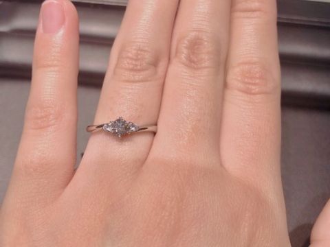 【ラザール ダイヤモンド(LAZARE DIAMOND)の口コミ】 ストレートラインのリングを希望していましたが実際に試着するとウェーブ…