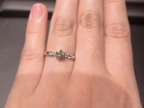 【ラザール ダイヤモンド(LAZARE DIAMOND)の口コミ】 SNSでこのデザインの指輪をみて一目惚れだったためお店に伺いました。左右…
