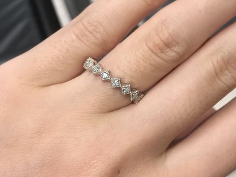 【agete(アガット)の口コミ】 アンティークなイメージの指輪です。
菱形のダイヤが連なっており、シンプ…