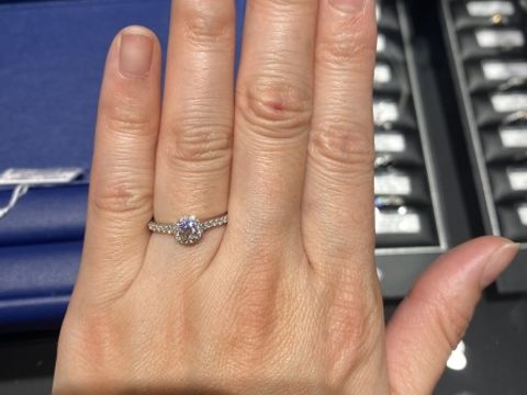 【銀座ダイヤモンドシライシの口コミ】 ブランド料が入っていないということでリーズナブルな価格帯です。ヘイロ…