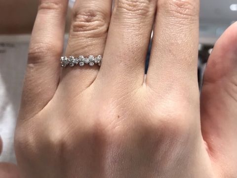 【AHKAH(アーカー)の口コミ】 お花をイメージさせるデザインでかわいいです。ダイヤモンドもきらきらと…