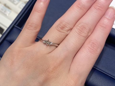 【銀座ダイヤモンドシライシの口コミ】 全体的にウェーブしていて、きれいなデザインでした。指が長くエレガント…