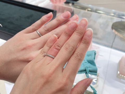 【ティファニー(Tiffany & Co.)の口コミ】 彼10号、私7号どちらも2mmです。
彼の指が細く、細いデザインが似合うので…