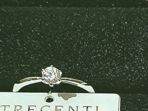 【TRECENTI(トレセンテ)の口コミ】 爪が三角で6個ついている、シンプルなデザインの婚約指輪です。
ダイヤモ…