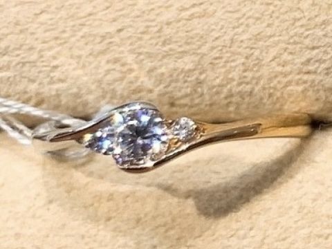 【SANJI(サンジ)の口コミ】 センターダイヤモンドの出っ張りを極力なくしてあるので引っかかりにくく…