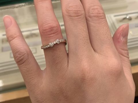 【Mariage ent(マリアージュエント)の口コミ】 リボンモチーフのデザインを探していた為、こちらのお店を訪問しました。
…