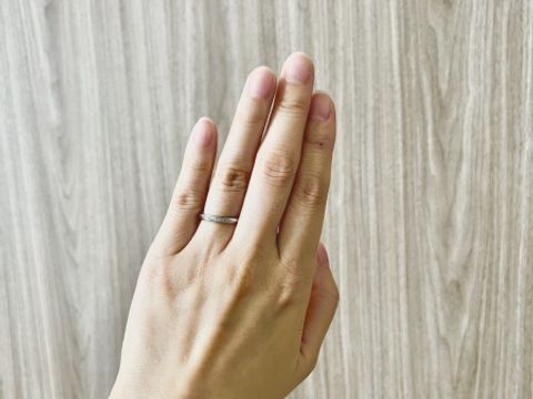 【銀座ダイヤモンドシライシの口コミ】 ダイヤモンドが数個配置されていて、シンプルすぎずかといって華美すぎな…