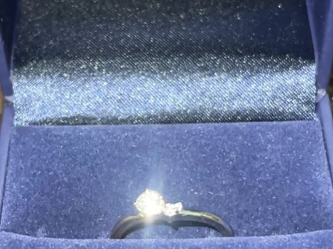 【SANJI(サンジ)の口コミ】 プラチナとピンクゴールドの品を求めていました。V字のリングの上にダイヤ…