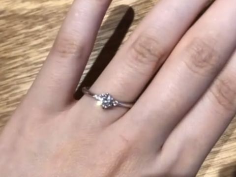 【ith(イズ)の口コミ】 両サイドに小粒の石がついていて1石タイプのソリティアよりもいかにも婚約…
