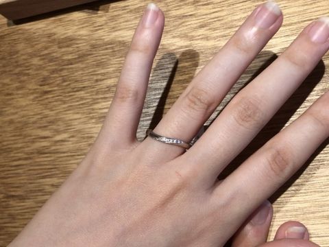 【ith(イズ)の口コミ】 ウェーブしたデザインに石があしらわれていて天の川よようで素敵でした。…