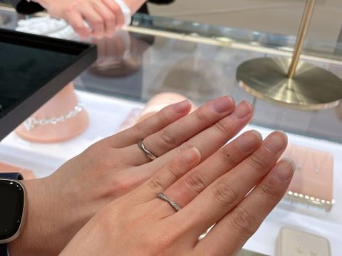 【ティファニー(Tiffany & Co.)の口コミ】 【彼:ハーモニープラチナ3mm】
　彼は10号　色白で細い指なので、ハーモニ…