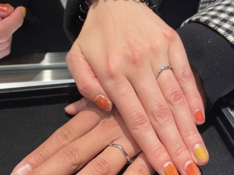 【ティファニー(Tiffany & Co.)の口コミ】 カーブがかかったシンプルなリングです。ダイヤの数は選べるので、自分好…