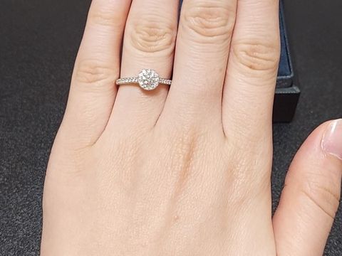 【ラザール ダイヤモンド(LAZARE DIAMOND)の口コミ】 センターだけでなくサイドにもメレダイヤがついているエンゲージリングを…