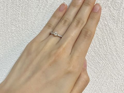 【銀座ダイヤモンドシライシの口コミ】 シンプルな一粒ダイヤのものがいいかなぁと思いお店に向かいました。実際…