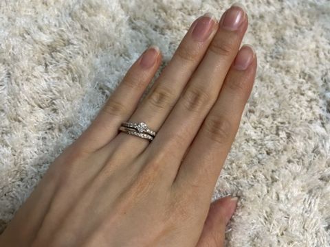【銀座ダイヤモンドシライシの口コミ】 指馴染みがいいけど、キラキラしたものがよくてこちらの指輪を選びました…