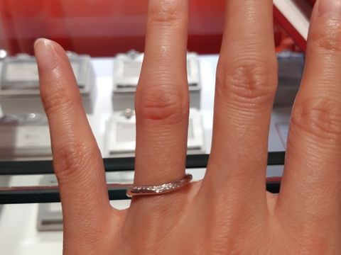 【AFFLUX(アフラックス)の口コミ】 指輪のデザインがとても気に入りました。また、結婚指輪のメレダイアも品…