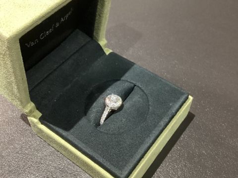 【ヴァン クリーフ＆アーペル(Van Cleef & Arpels)の口コミ】 一粒ダイヤとかのシンプルな指輪の感じより、大きめなデザインで立ち姿で…