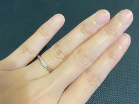 【ラザール ダイヤモンド(LAZARE DIAMOND)の口コミ】 細身でV字のデザインの物を探していたのでドンピシャでした。ねじれがあっ…