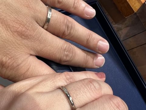 【銀座ダイヤモンドシライシの口コミ】 女性の方は石付きもかわいかったです。当初は石なしで探していましたが、…