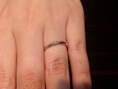 【GALA JEWELRY(ガラジュエリー)の口コミ】 細めのデザインで極力シンプルなものを選びました。裏側に自分たちでデザ…