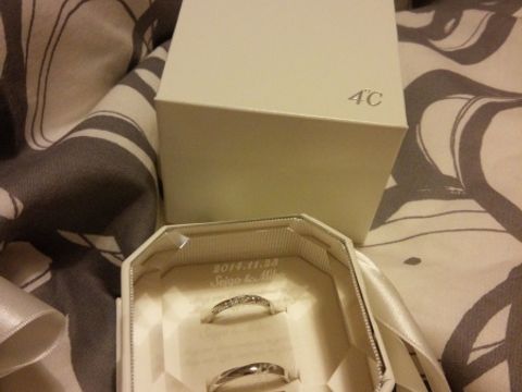 【4℃ BRIDAL(ヨンドシーブライダル)の口コミ】 結婚指輪と重ね着け出来るストレートラインの指輪を探していました。
ライ…