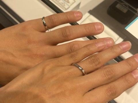 【銀座ダイヤモンドシライシの口コミ】 素材はプラチナです。デザインは、真っ直ぐなラインで丸みを帯びており、…