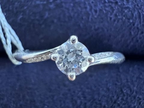 【TOWA(永遠)の口コミ】 贈る相手が細身・色白な方なので、細めのリングを希望。
その中でウェーブ…