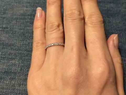 【俄(にわか)の口コミ】 シンプルだけど華やかで気に入っています！
細めなので結婚指輪とも重ね付…