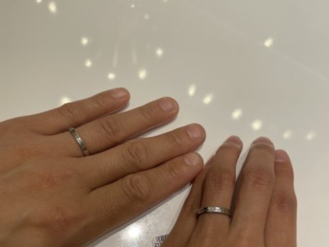 【4℃ BRIDAL(ヨンドシーブライダル)の口コミ】 平打ちで真ん中に一本ラインが入っており、カジュアルなイメージです。私…