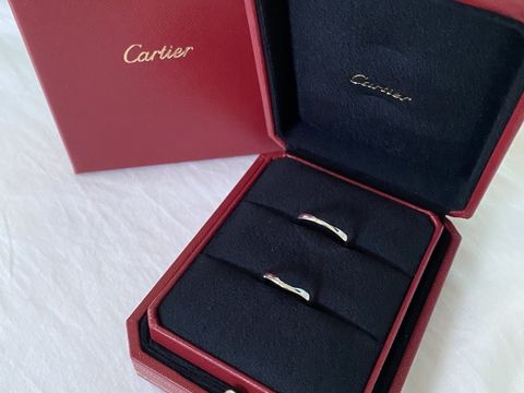 【カルティエ(Cartier)の口コミ】 ・職場や日常でも馴染むよう、ダイヤは入れないシンプルなデザインを探し…