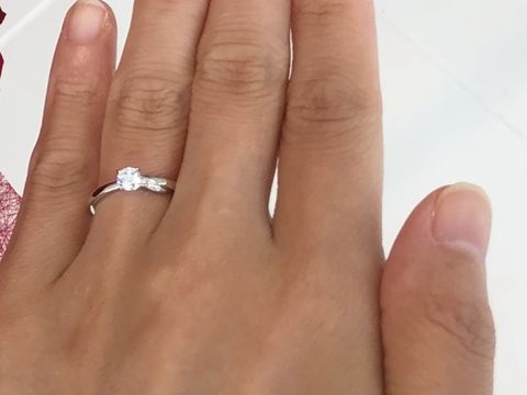 【俄(にわか)の口コミ】 ダイヤモンドのサイドにあるダイヤモンドの流れや並びが綺麗で、選びまし…